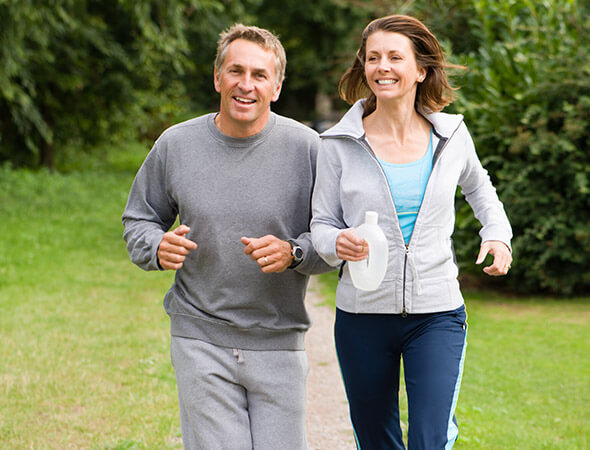 Zwei Jogger laufen durch den Park